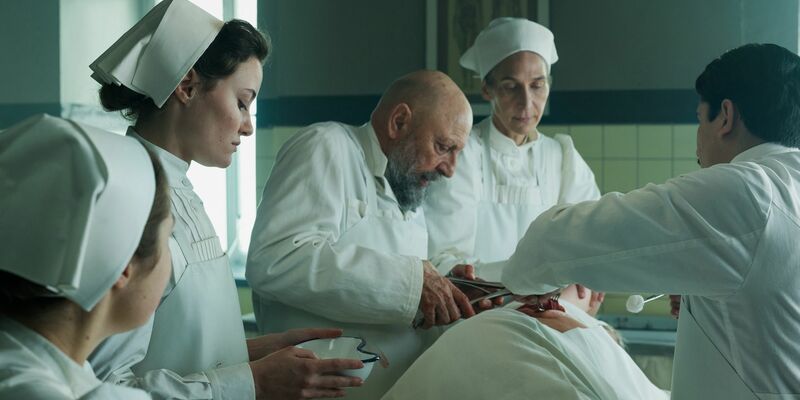 Krankenschwester Johanna Gabathuler (Dominique Devenport, 2.v.l) assistiert Professor Tschudi (Pierre Siegenthaler, M) bei einer OP. - Foto: Pascal Mora/ SRF/ARD Degeto/Amalia Film/Contrast Film/Letterbox Filmproduktion/dpa
