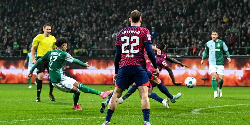 Justin Njinmah (2.v.l) sorgte für den Bremer Ausgleich gegen Leipzig. - Foto: Sina Schuldt/dpa