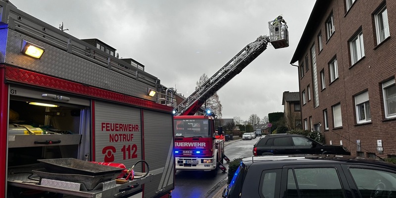 FW-Schermbeck: Türöffnung und Tragehilfe - Foto: presseportal.de