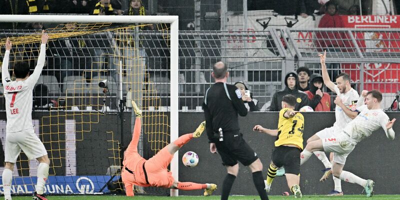Emre Can lässt die BVB-Fans mit seinem Tor zum 2:0 jubeln. - Foto: Bernd Thissen/dpa