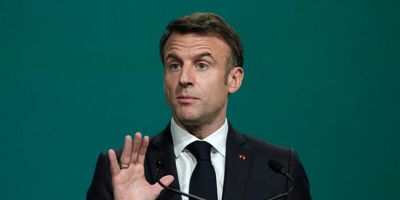 Mehrere Abgeordnete aus dem linken Flügel des Lagers von Präsident Emmanuel Macron hatten bereits vor dem Votum angekündigt, gegen den Text zu stimmen. - Foto: Peter Dejong/AP/dpa