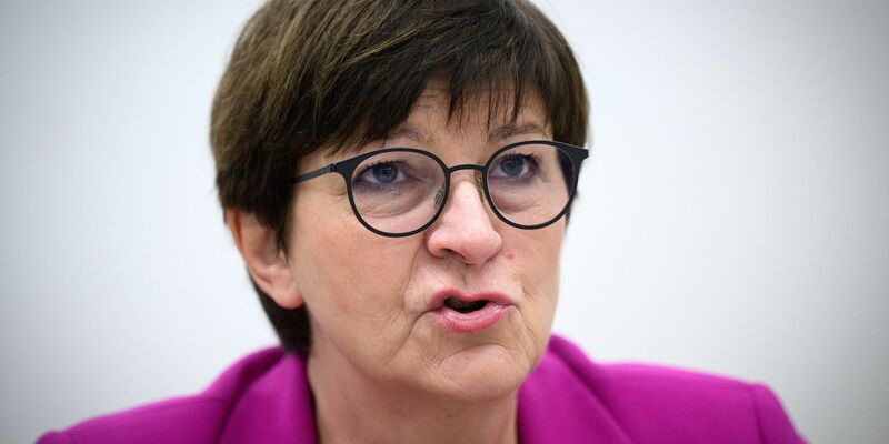 SPD-Chefin Saskia Esken spricht sich gegen die Rückkehr zur Wehrpflicht aus. - Foto: Bernd von Jutrczenka/dpa