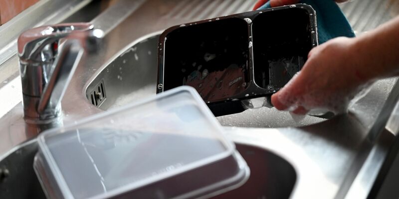 Seit Jahresbeginn gilt für die Gastronomie die Mehrweg-Angebotspflicht für Speisen zum Mitnehmen. - Foto: Harald Tittel/dpa