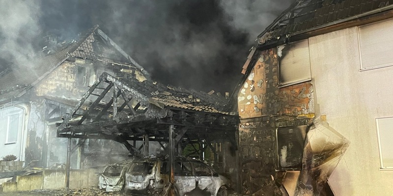 FW Wipperfürth: B2G-B3G | Brennt Carport am Gebäude - Foto: presseportal.de