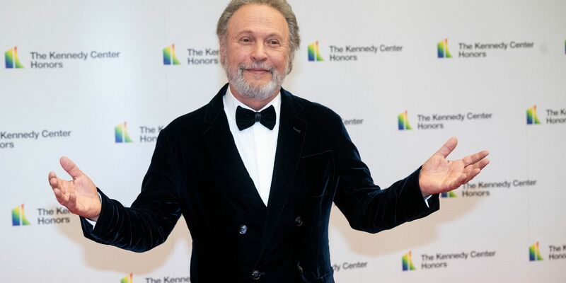 Billy Crystal kommt zum Kennedy Center Honors Gala Dinner. - Foto: Kevin Wolf/AP/dpa