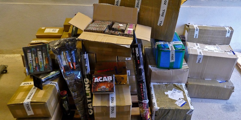 HZA-MD: Gefährliches Feuerwerk / Zoll kontrolliert Pakete und findet kiloweise illegale Pyrotechnik - Foto: presseportal.de