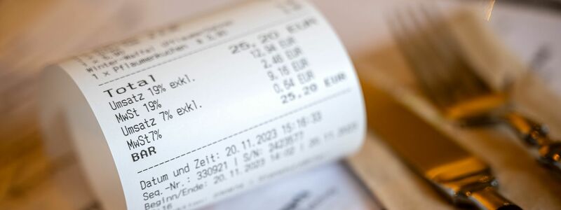 Die Gastronomie sieht sich von der Mindestlohnerhöhung besonders betroffen. (Archivbild) - Foto: Sina Schuldt/dpa
