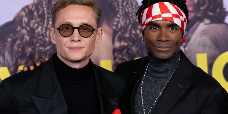 Matthias Schweighöfer (l) spielt  Produzenten von Milli Vanilli. Bei der Premiere steht er neben Fabrice Morvan, ehemaliges Mitglied von Milli Vanilli. - Foto: Sven Hoppe/dpa