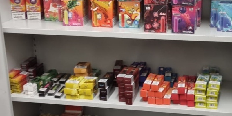 HZA-RO: Zoll kontrolliert Tabakgewerbe im Landkreis Berchtesgadener Land - unversteuerte Liquids für E-Zigaretten und Wasserpfeifentabak ohne Steuerzeichen sichergestellt - Foto: presseportal.de