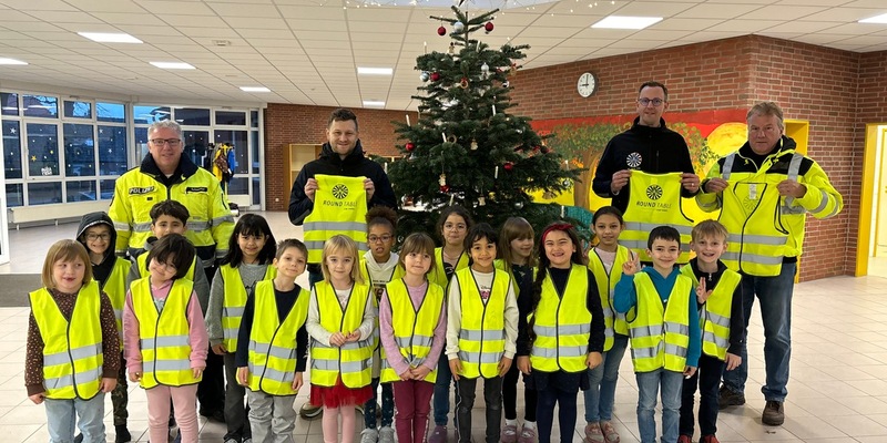 POL-WHV: Übergabe von Sicherheitswarnwesten für alle Erstklässlerinnen und Erstklässler im Bereich Varel - Foto: presseportal.de