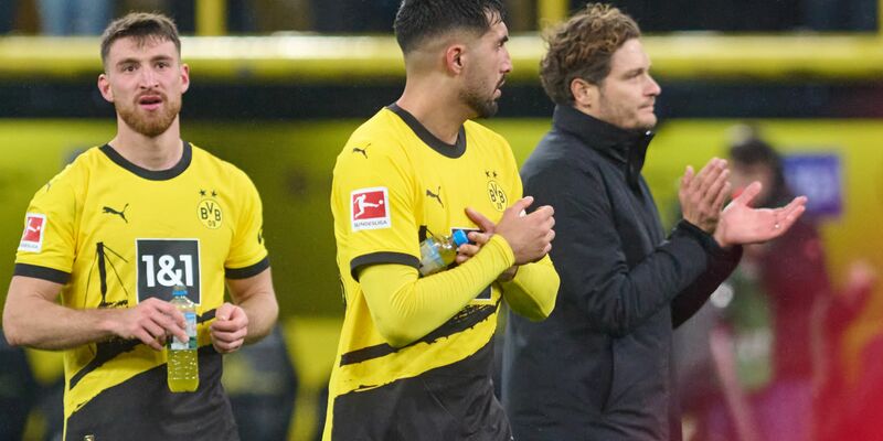 Dortmunds Salih Özcan, Trainer Edin Terzic und Emre Can (l-r) nach einem Spiel. - Foto: Bernd Thissen/dpa