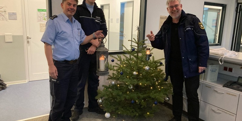 POL-RBK: Rheinisch-Bergischer Kreis - Das Licht von Bethlehem ist in den Polizeiwachen des Kreises angekommen - Foto: presseportal.de