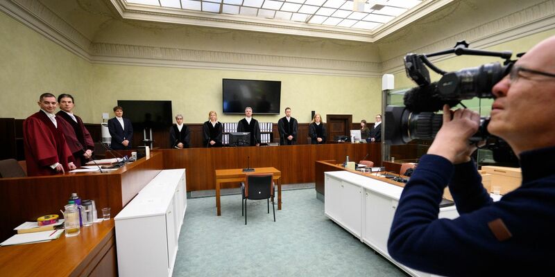 Die Vertreter der Anklage, der Vorsitzende Richter und andere Richter und Gerichtsmitarbeiter am Kammergericht Berlin. - Foto: Bernd von Jutrczenka/dpa