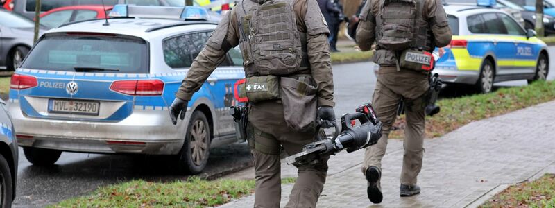 Spezialkräfte der Polizei waren am Morgen mit Rammbock und Kettensäge angerückt. - Foto: Bernd Wüstneck/dpa