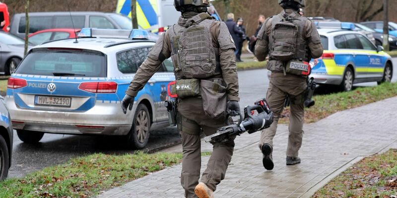 Spezialkräfte der Polizei waren am Morgen mit Rammbock und Kettensäge angerückt. - Foto: Bernd Wüstneck/dpa