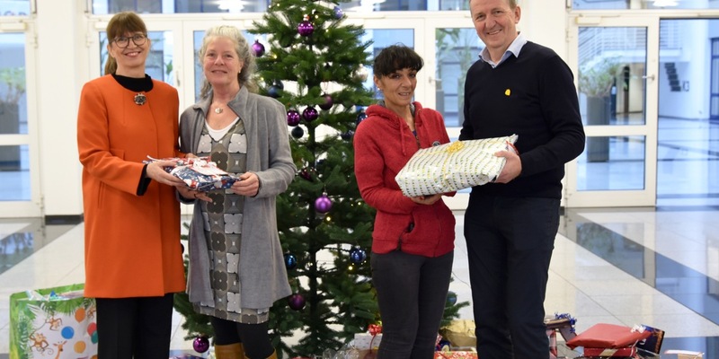 Gemeinsam zu Weihnachten anderen eine Freude bereiten - Foto: presseportal.de