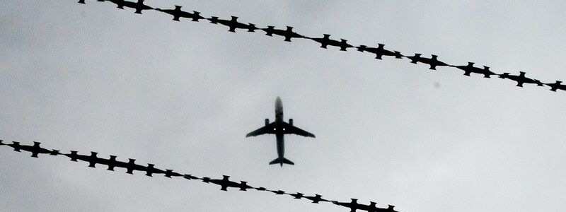 Abschiebungen finden meist per Flugzeug statt. (Symbolbild) - Foto: Julian Stratenschulte/dpa