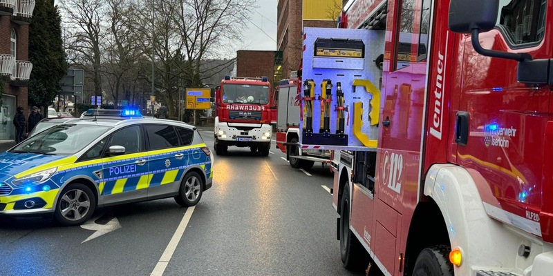 FW-MK: PKW klemmt zwischen Pfeiler und Mauer - Foto: presseportal.de