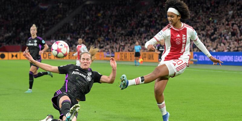 Bayern-Spielerin Sydney Lohmann (l) im Zweikampf mit Lily Yohannes. - Foto: Gerrit Van Keulen/ANP/dpa