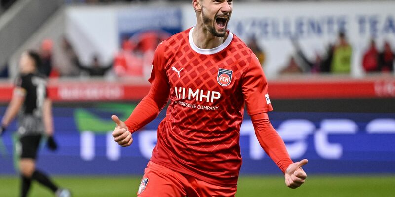Tim Kleindienst drehte mit seiner Mannschaft spät das Spiel. - Foto: Harry Langer/dpa