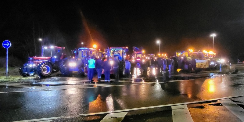 POL-CUX: Demonstration am BAB Kreisel in Cuxhaven beendet (Lichtbild in der Anlage) - Foto: presseportal.de