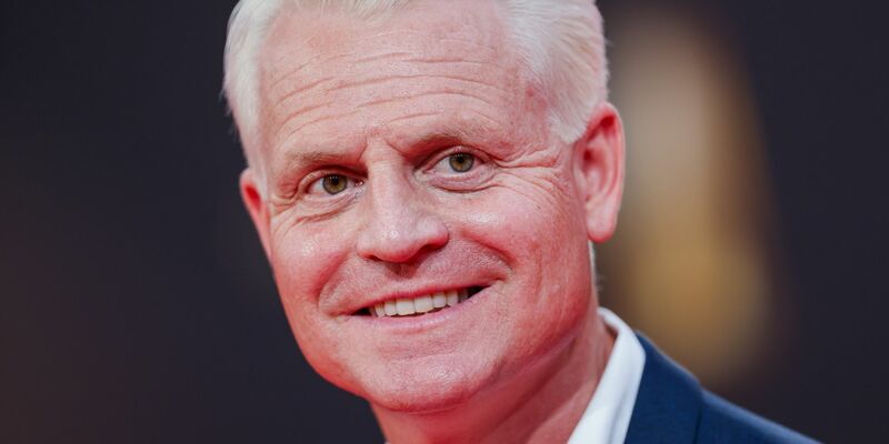 Moderator Guido Cantz schickt an Heiligabend einen Gruß aus der Küche vorweg und geht dann bereits zur Bescherung über. - Foto: Rolf Vennenbernd/dpa