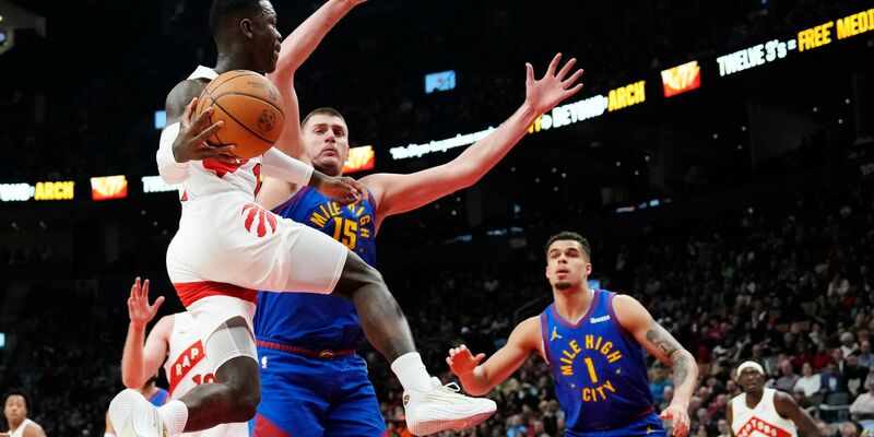 Dennis Schröder (17) von den Toronto Raptors versucht an Nikola Jokic (15) und Michael Porter Jr. (1) von den Denver Nuggets vorbeizukommen. - Foto: Frank Gunn/The Canadian Press via AP/dpa