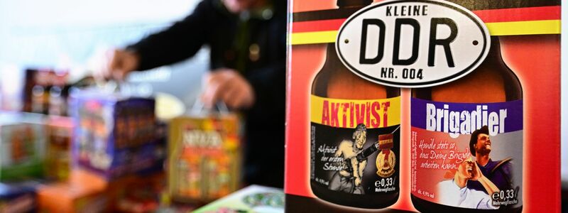 Biere in nostalgischen Verpackungen auf der «Ostpro Erfurt 2023». - Foto: Martin Schutt/dpa