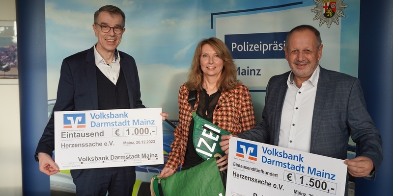 POL-PPMZ: Mainz - Herzenssache e.V. - Polizei Mainz und Volksbank Darmstadt-Mainz e.G. unterstützen gemeinsam - Foto: presseportal.de