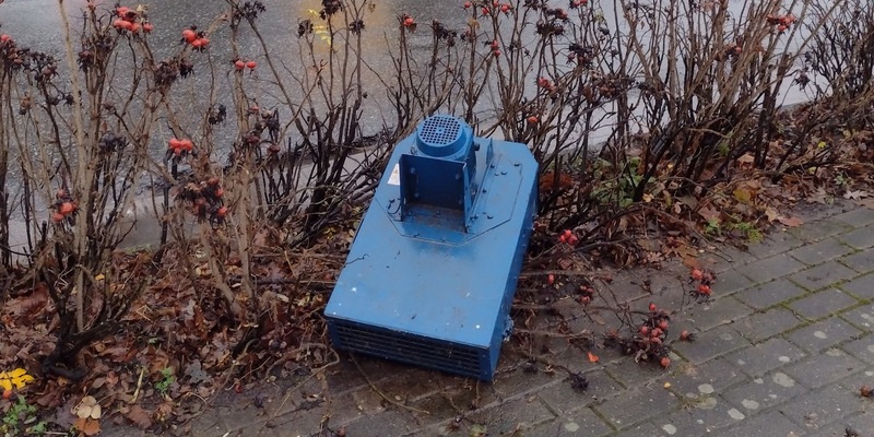 POL-ROW: ++ Senioren im Fokus von Betrügern ++ Autofahrer rutscht vom Pedal - VW landet am Straßenbaum ++ Polizei fragt: Wem gehört die Arbeitsmaschine, die vom Anhänger fiel? ++ - Foto: presseportal.de