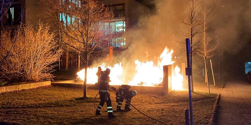 FW-M: Mehrere Müllcontainer in Flammen (Hadern) - Foto: presseportal.de