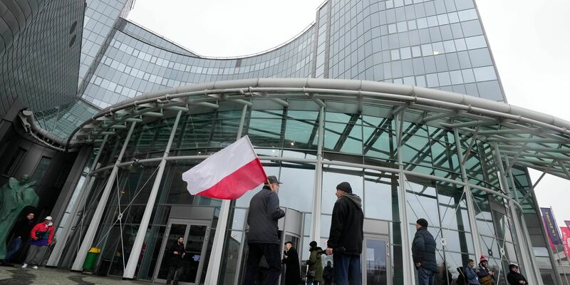 PiS-Anhänger treffen am Hauptsitz des staatlichen polnischen Fernsehsenders TVP ein, um gegen die Maßnahmen der neuen EU-freundlichen Regierung zu protestieren. - Foto: Czarek Sokolowski/AP/dpa