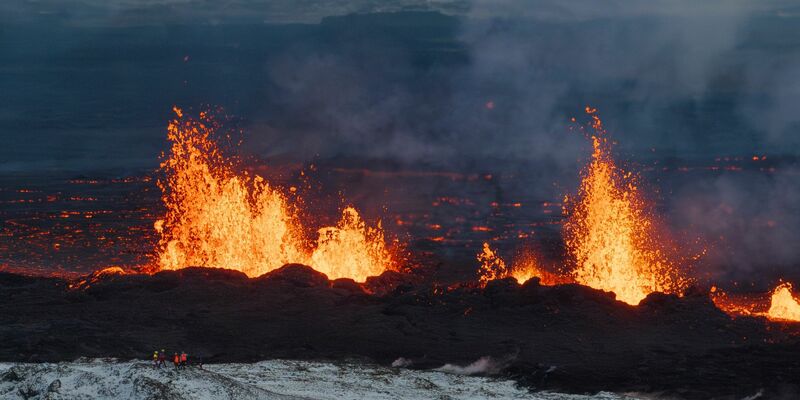 Glutrote Lava bahnt sich den Weg auf der isländischen Halbinsel Reykjanes. - Foto: Marco Di Marco/ap/AP