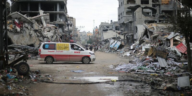 Ein Krankenwagen fährt an Trümmern zerstörter Gebäude in Beit Lahia vorbei. - Foto: Mohammed Alaswad/APA Images via ZUMA Press Wire/dpa