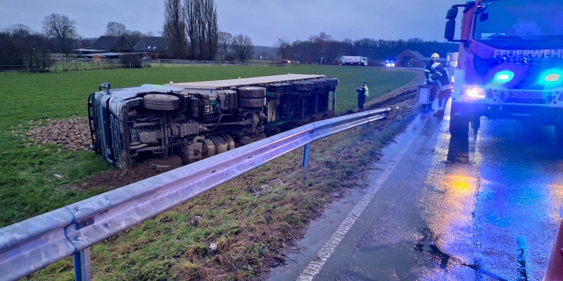 Feuerwehr Kalkar: LKW mit Rüben kippt um - Foto: presseportal.de