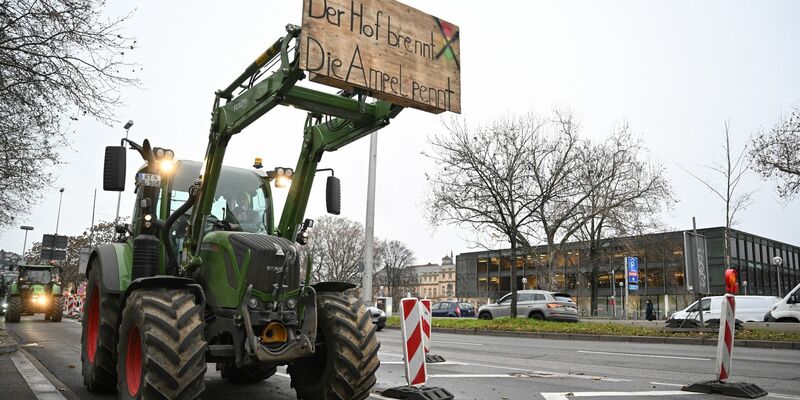 Landwirte demonstrieren vor dem baden-württembergischen Landtag in Stuttgart gegen die Agrarpolitik der Bundesregierung. - Foto: Bernd Weißbrod/dpa