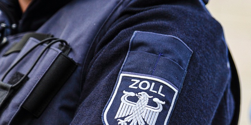 HZA-OL: ZOLL: NS-Uniformteile beschlagnahmt - Foto: presseportal.de