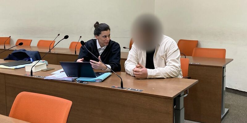 Der 22-Jährige sitzt mit seiner Anwältin auf der Anklagebank des Amtsgerichts München. - Foto: Elke Richter/dpa