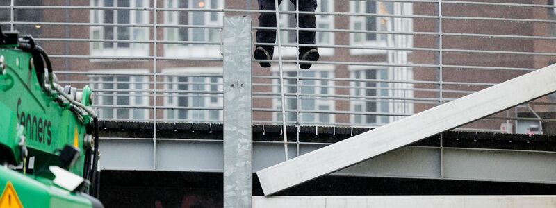 Mitarbeiter der Stadt schließen in Düsseldorf das Tor zum Alten Hafen. Über Weihnachten soll das Hochwasser mit steigendem Rheinpegel zurückkommen. - Foto: Rolf Vennenbernd/dpa