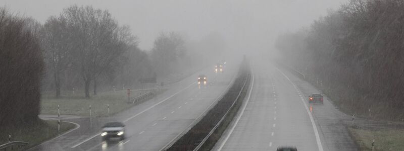Schnee und Regen behindern den Verkehr auf der Autobahn A23 zwischen Elmshorn und Itzehoe. - Foto: Christian Charisius/dpa