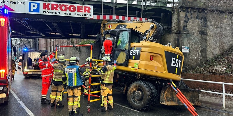 FW-E: Bagger kollidiert mit Brücke - eine schwerverletzte Person - Foto: presseportal.de