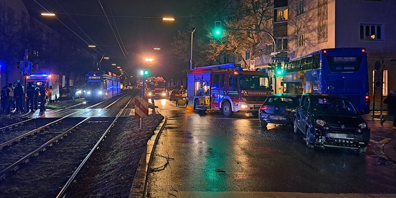 FW-M: Bus prallt gegen Hauswand (Schwabing) - Foto: presseportal.de