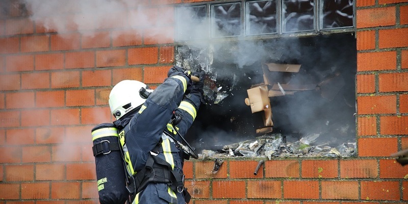 FW-SE: Feuer zerstört Lagerhalle - Foto: presseportal.de