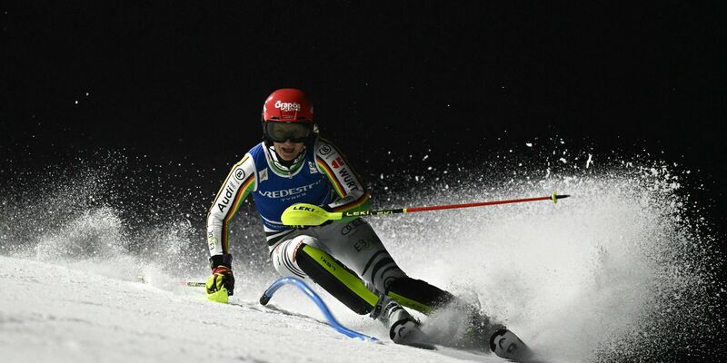 Schied beim Nachtevent in Courchevel im ersten Durchgang aus: Lena Dürr. - Foto: Jeff Pachoud/AFP/dpa