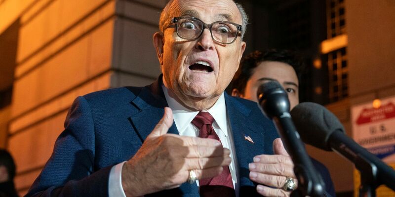 Rudy Giuliani muss zwei ehemaligen Wahlhelferinnen knapp 150 Millionen Dollar Schadenersatz zahlen. - Foto: Jose Luis Magana/AP/dpa