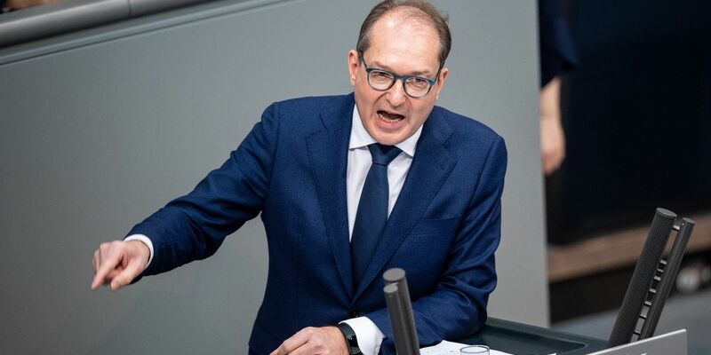 «Das Ampel-Experiment hat seine Legitimation verloren. Eine angemessene Reaktion darauf wären Neuwahlen», sagt CSU-Landesgruppenchef Alexander Dobrindt. - Foto: Melissa Erichsen/dpa