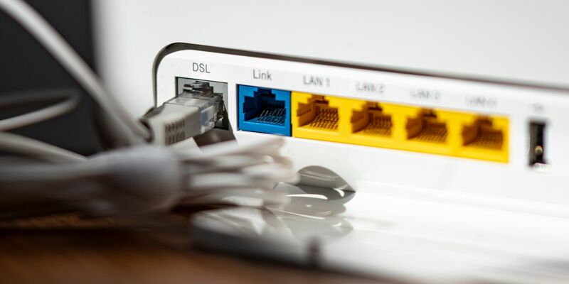 Auf dem Papier klingt der Internetvertrag großartig, in der Praxis hingegen hakt es gewaltig? Ist das der Fall, so haben die Bundesbürger seit Dezember 2021 einen Anspruch auf geringere Zahlungen an ihren Internetanbieter. - Foto: Fabian Sommer/dpa