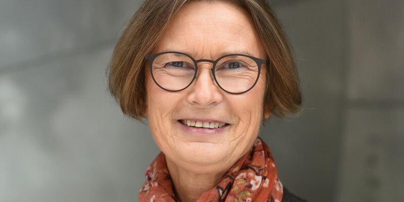 Helje Kringlebotn Sødal lächelt ist  Professorin an der norwegischen Universität von Agder. (Archivbild) - Foto: UiA/dpa