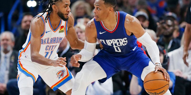 Los Angeles' Russell Westbrook (0) dribbelt den Ball, während Oklahoma City Thunders Isaiah Joe (11) verteidigt. - Foto: Nate Billings/AP/dpa