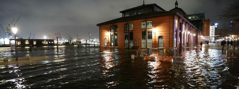 Der Fischmarkt in Hamburg ist überflutet worden. - Foto: Bodo Marks/dpa